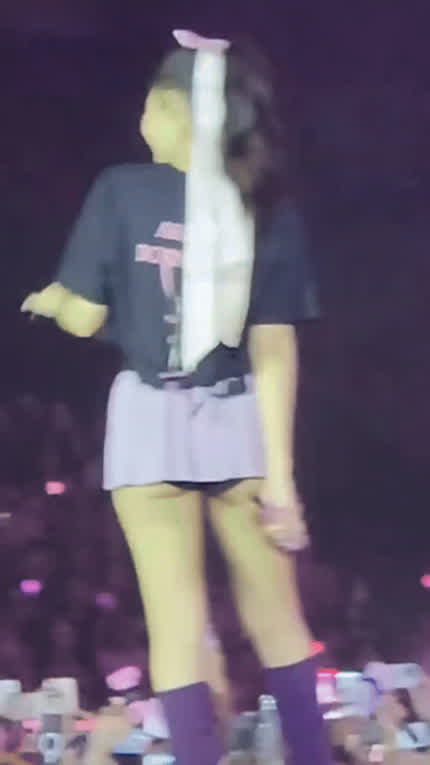 Did you want to do a gentle massage of Jennie's thighs? 😏😈