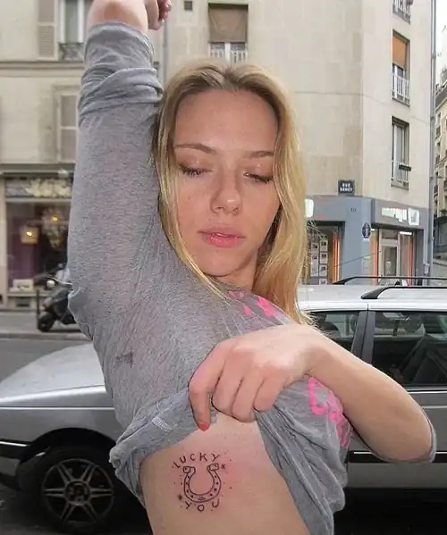 Scarlett showing of her tattoo 💦😍