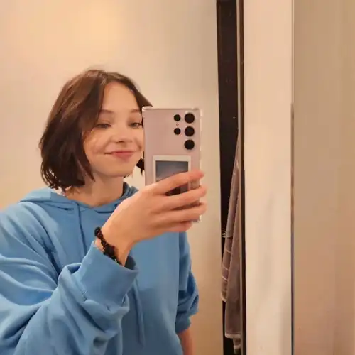 Emma's new Insta PFP😍