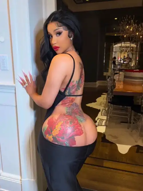 I’d lick up and down her ass crack