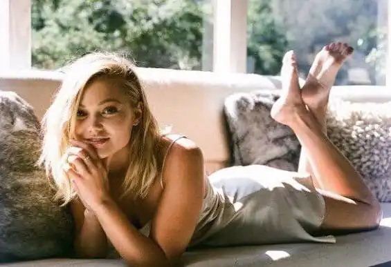 Liv with legs and feet up