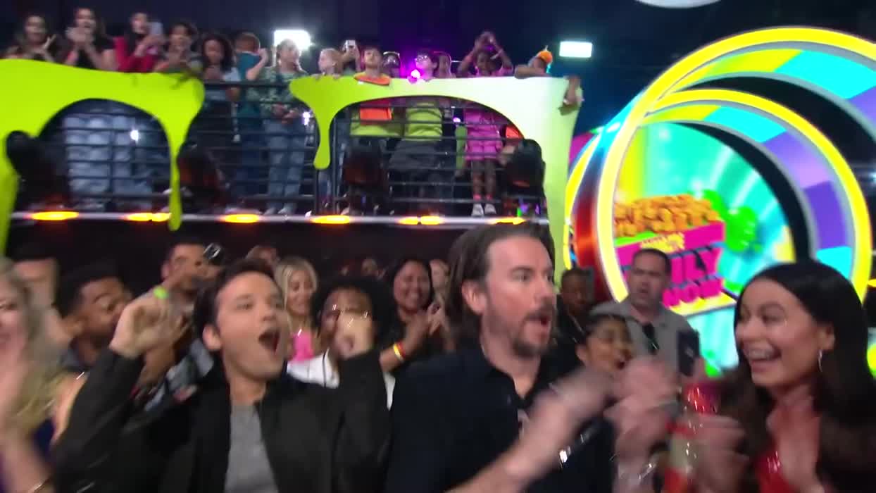 Miranda Cosgrove upskirt (secuencia completa)