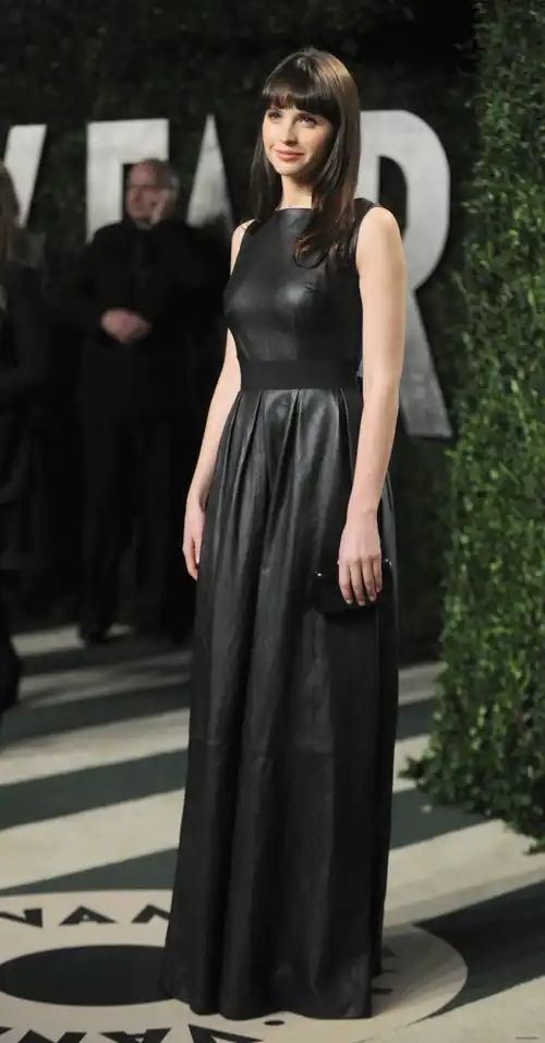 Elegant in all back leather.