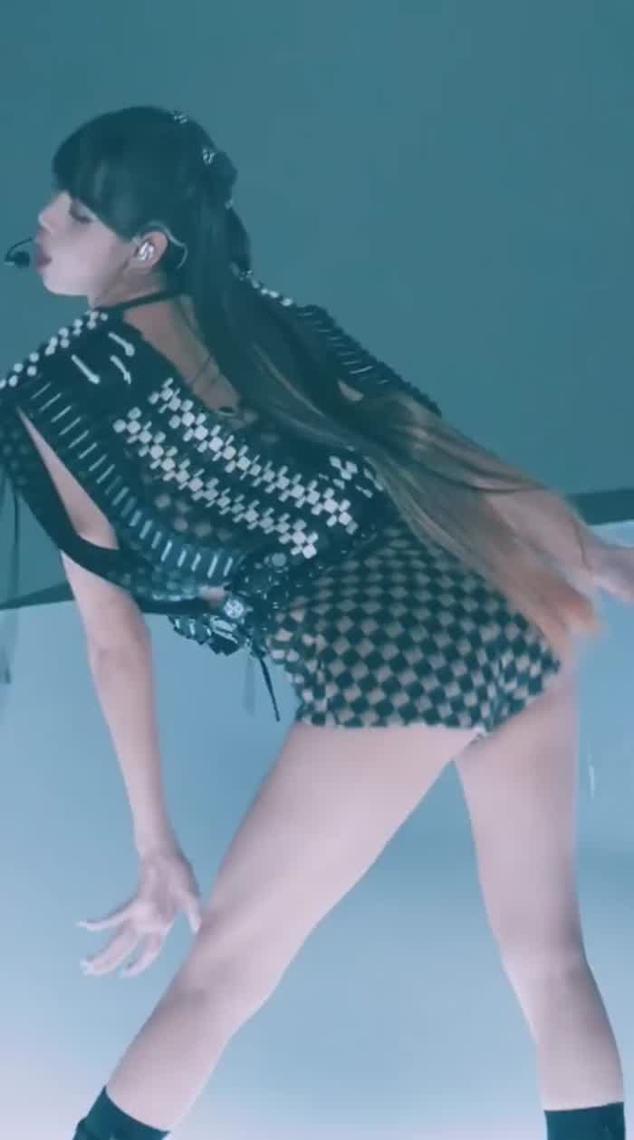 Lisa's cheeks🤤