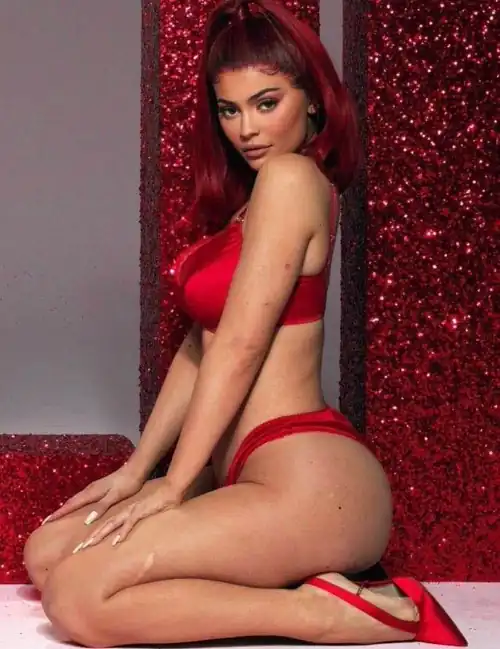 Kylie Jenner has me so fucking gooned 😵‍💫🤤