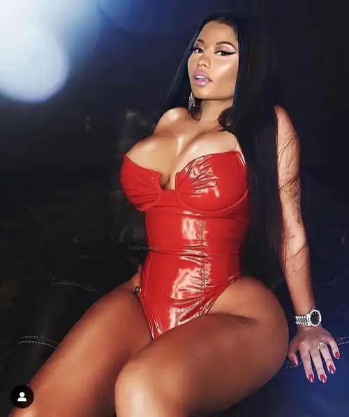 Nickis hourglass body drives boys wild 🤤