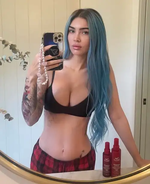 Mirror selfie | IG April 2024