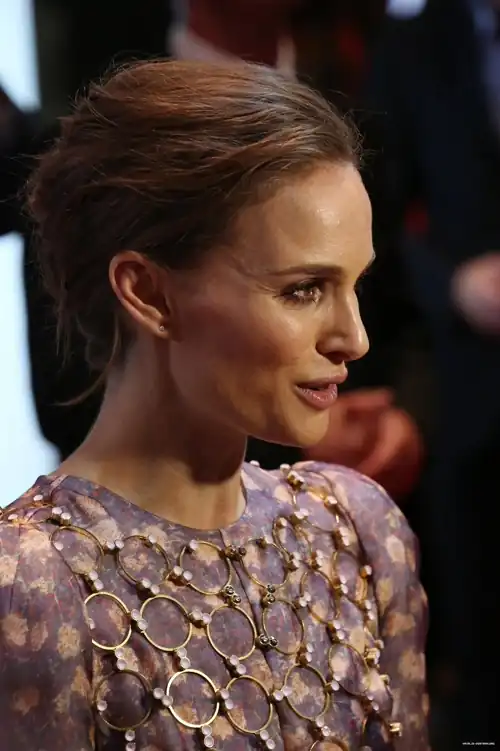 Gotta love jerking off to that hawt side profile.