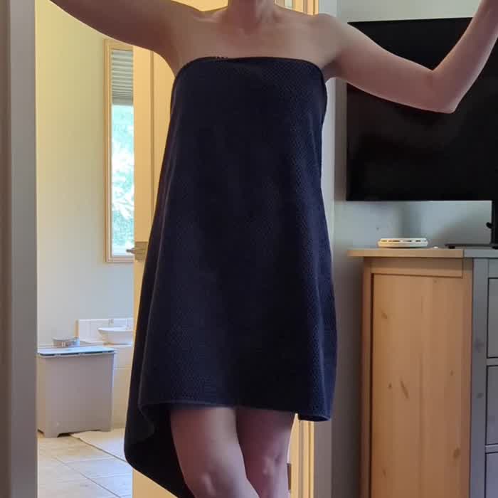 Towel drop with prominent mound.