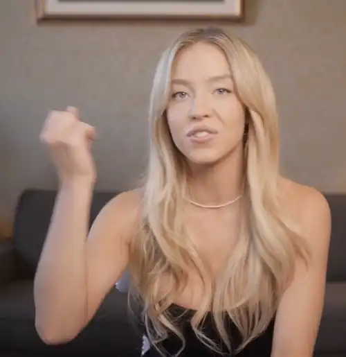 It’s a shame Sydney Sweeney never got into the porn industry, but at least this air-headed bimbo loves showing off her tits on screen