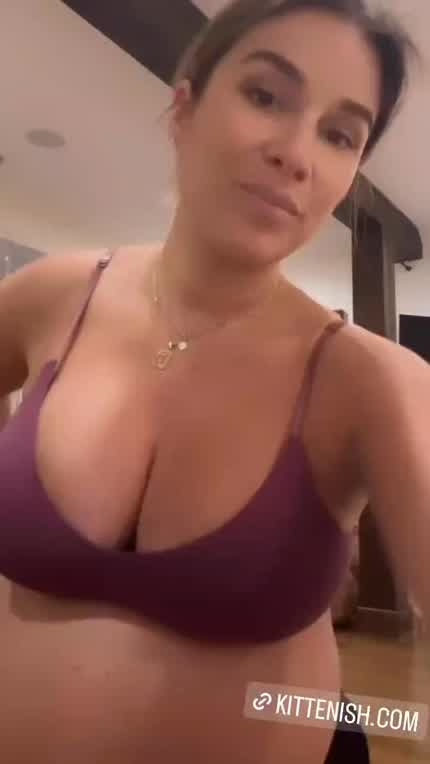 Jessie James Decker & her pregnant breasts!!