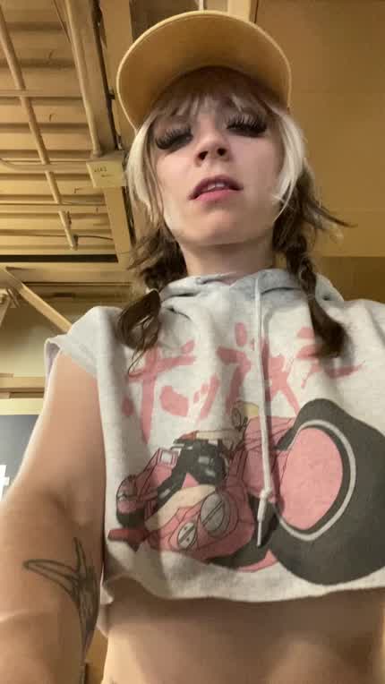 Flashing these lil tits at the gym <3