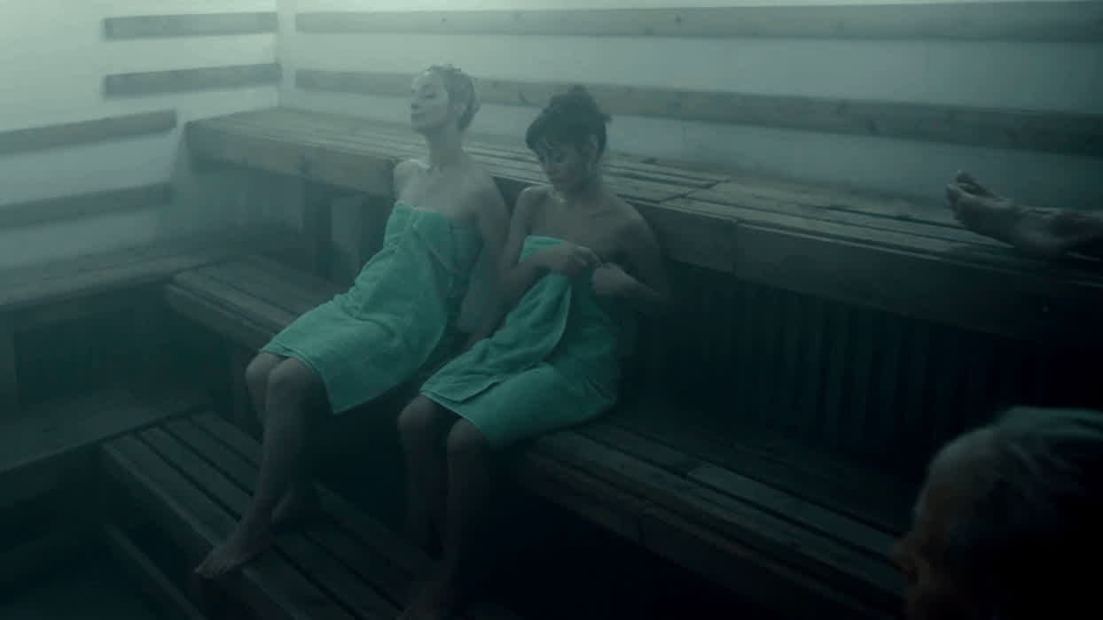 [Topless] Ella Purnell in 'Sweetbitter' s02e01 (2019)