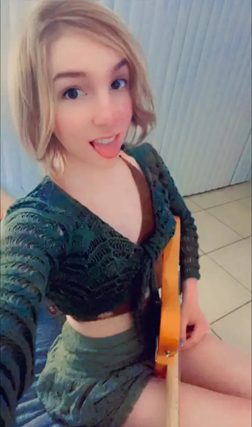 Anyone like cute girls who play guitar?? xD 🫶 🎶