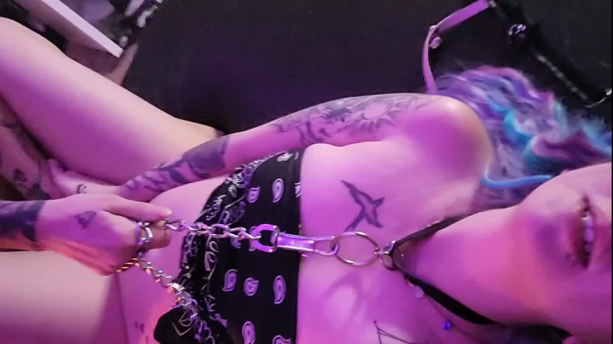 Rough on the clit and my neck 🥴⛓️