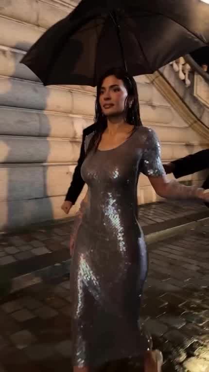 kylie jenner arriving at maisonmargiela show