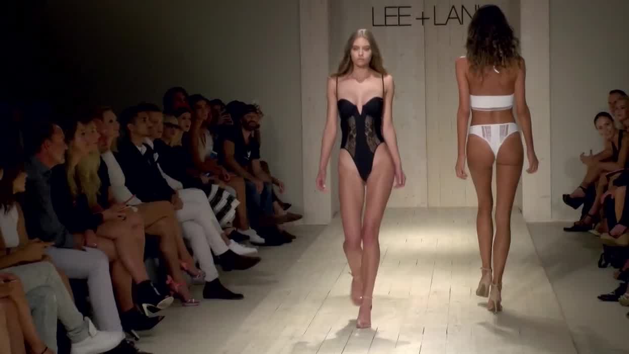 Gabriel Fulton being exhibitionistic on catwalk (full Gabi-performance, highlight at 0:18)