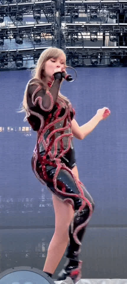 I want to give this big fat ass a slap with both hands