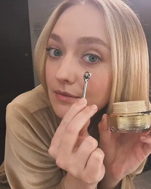 Contouring her eyes 2/6/2024