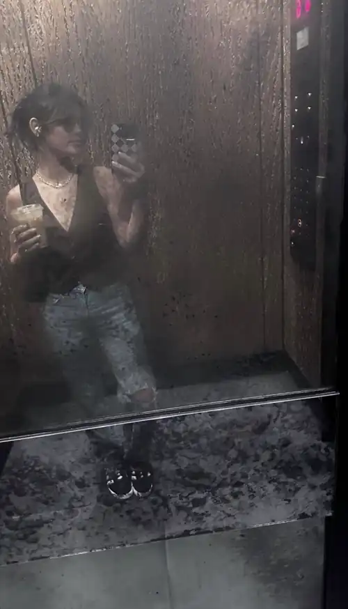 Elevator selfie | IG story September 2023