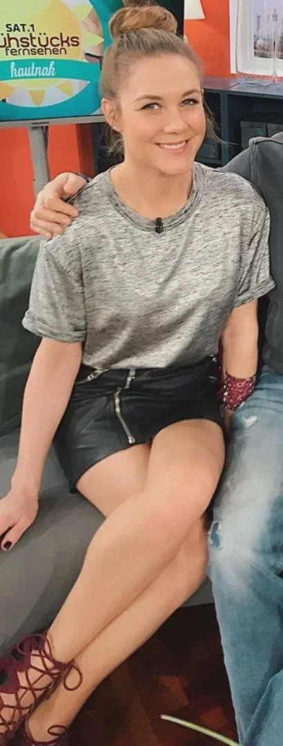 Alina Merkau - Sexy Shirt an hot Legs