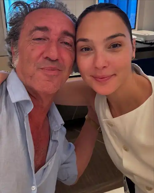 I would love to see Gal Gadot sucking this guy for momey