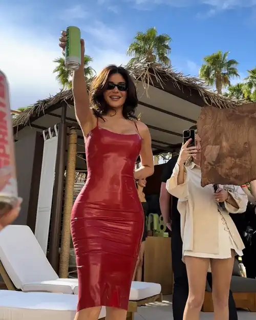 I need a limitless kinky bud to goon and cum Kylie jenner. She got me fucked up. Not bi.