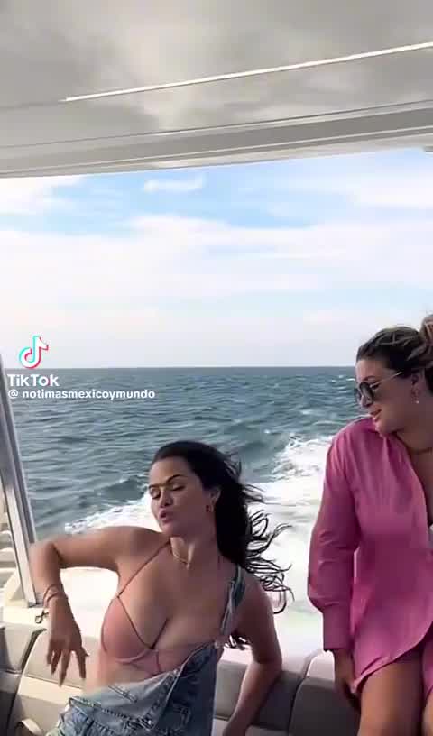 Selena Gomez 🍼🍼🍼 bouncing 🤤🤤🤤