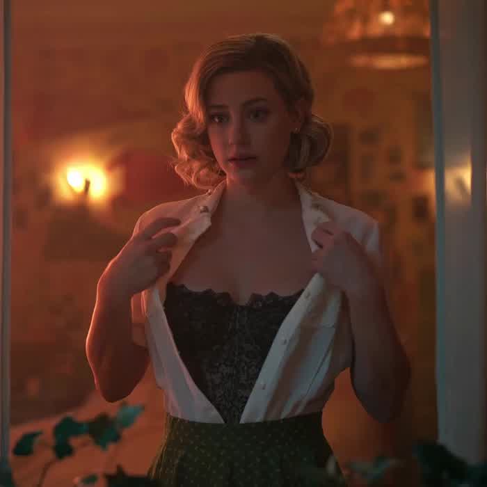 Lili Reinhart 