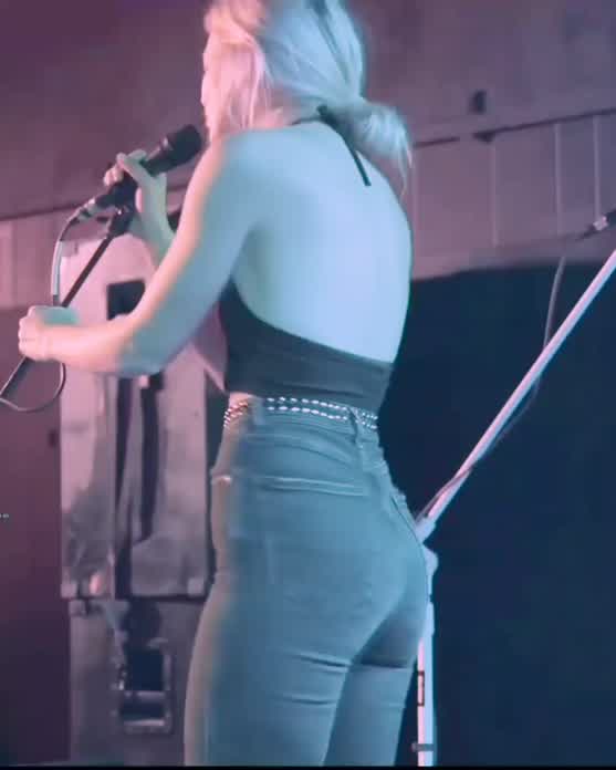another booty in jeans moment...
