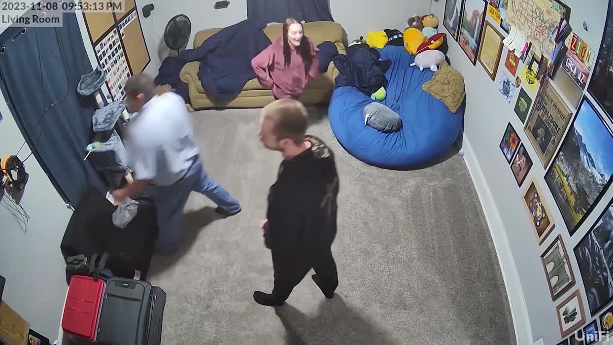 [MFMF] When friends come over, you can either play some card games or fuck.