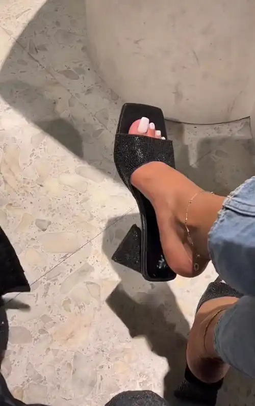 new here so rate my feet and comment for a free pic😈😘