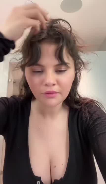 Selena applying on makeup, TikTok February 2023