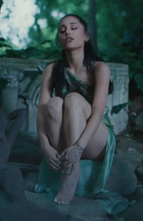 Those sexy legs and toes 😍