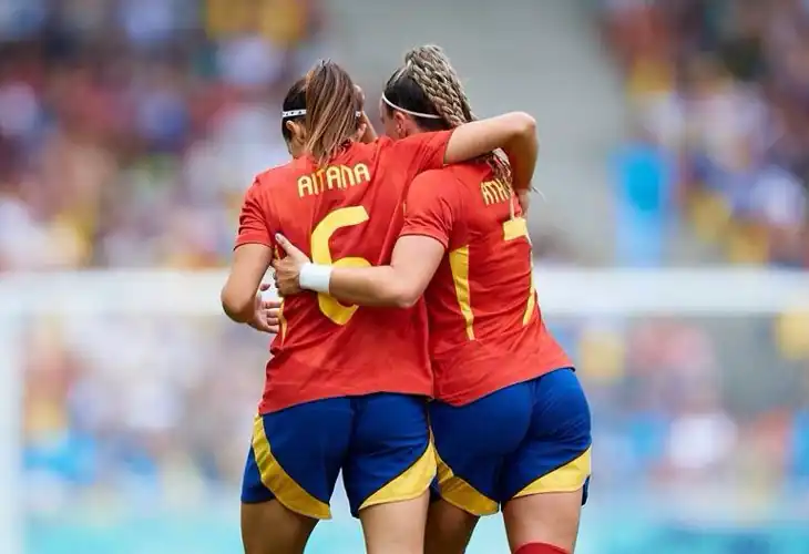 Aitana Bonmatí and Athenea del Castillo