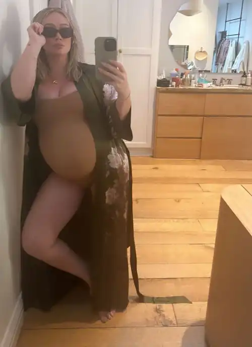 Pregnant mirror selfie | March 2024 