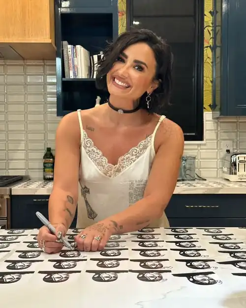 Demi signing for the fans (2023)