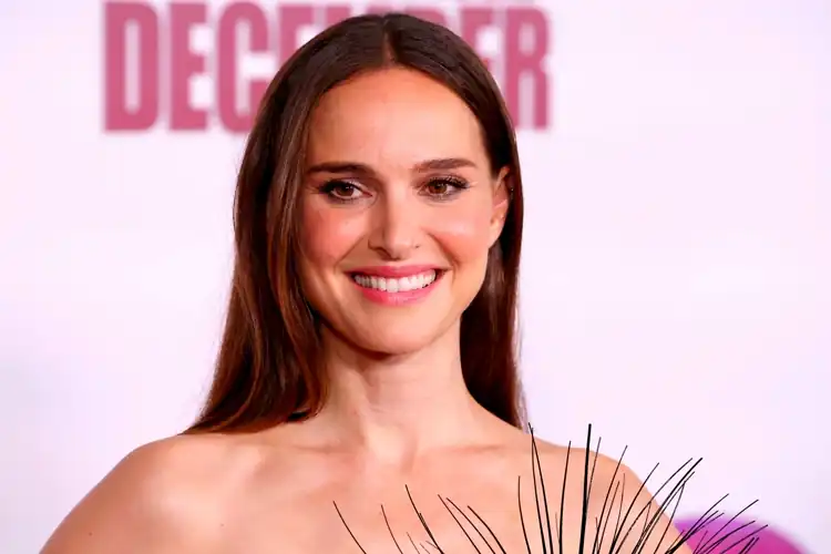Natalie smiling like a queen on red carpet, perfectly remebering the wild orgy she has planned out for the afterparty