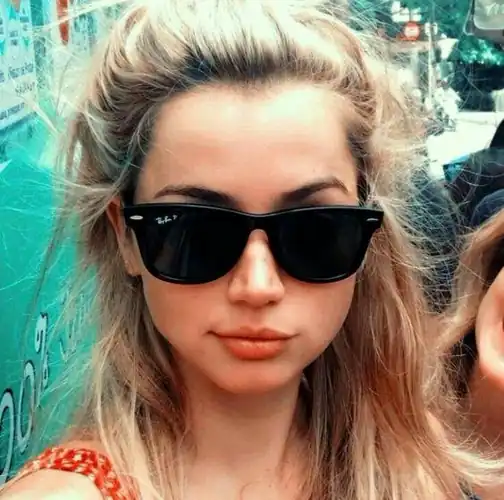 "Do you smell what Ana de Armas is cookin'?"