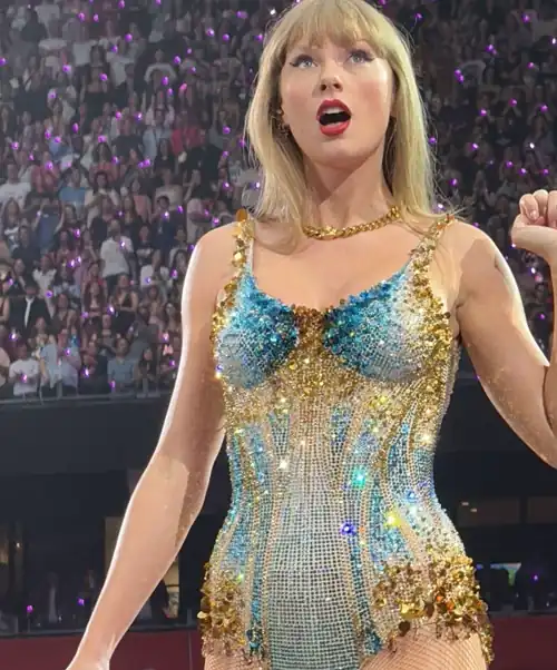 Her curves, her face, her hair, everything about this Goddess is perfect 