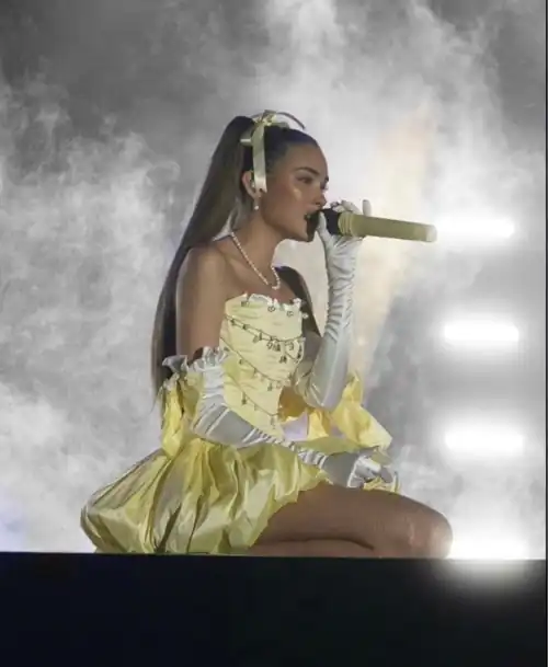 I love this outfit [Tour]