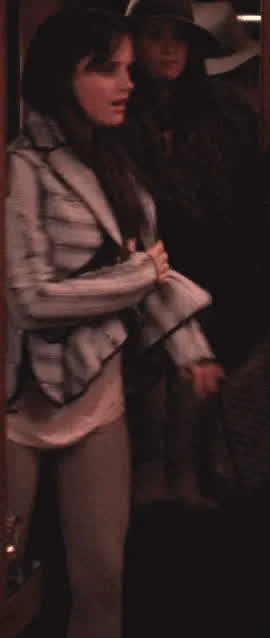 Emma in leggings