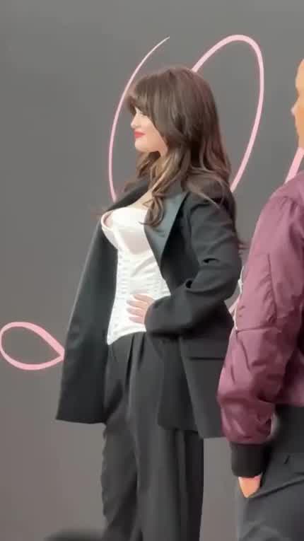 I absolutely loved this outfit on her, like one of my favourite fits she's worn 