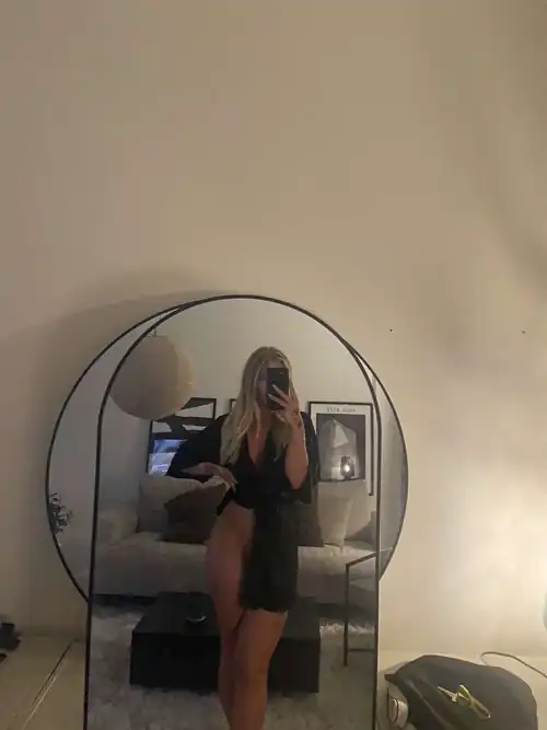 Älskar och gå runt utan trosor.. ute som inne.. älskar och vara lättillgänglig