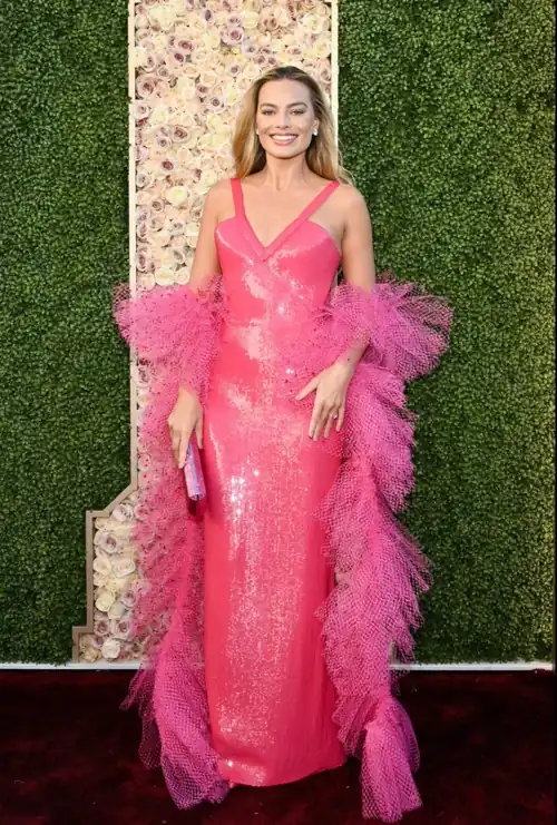 She gets me soo hard, I’d love to see her in public. Margot Robbie is soo hot 