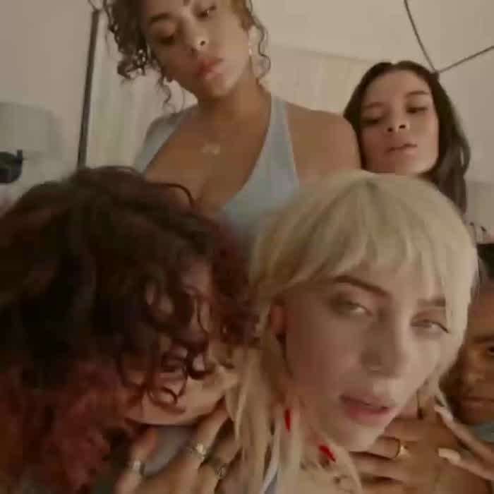 Sexy Billie eilish with her girls 🥵