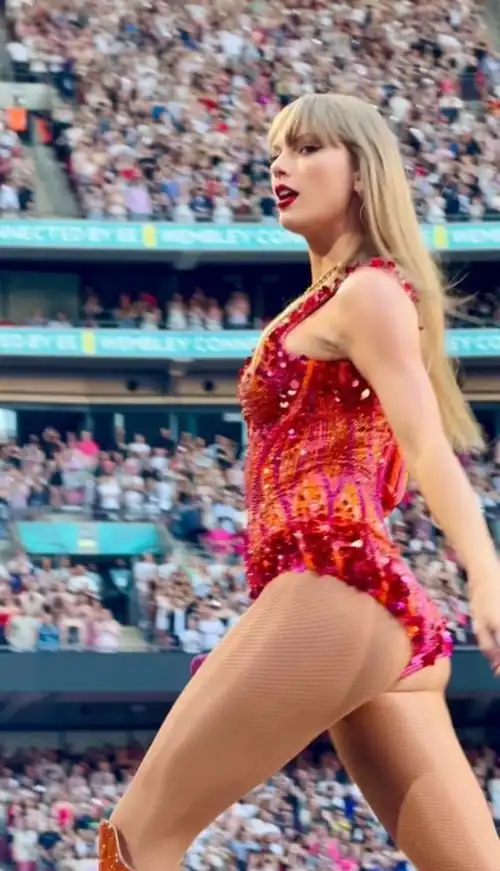 Me Taylor swift as a juicy booty