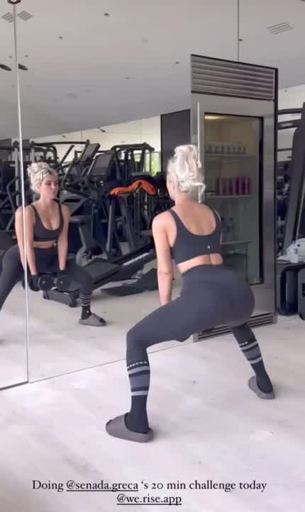 Kim doing squats 🤤