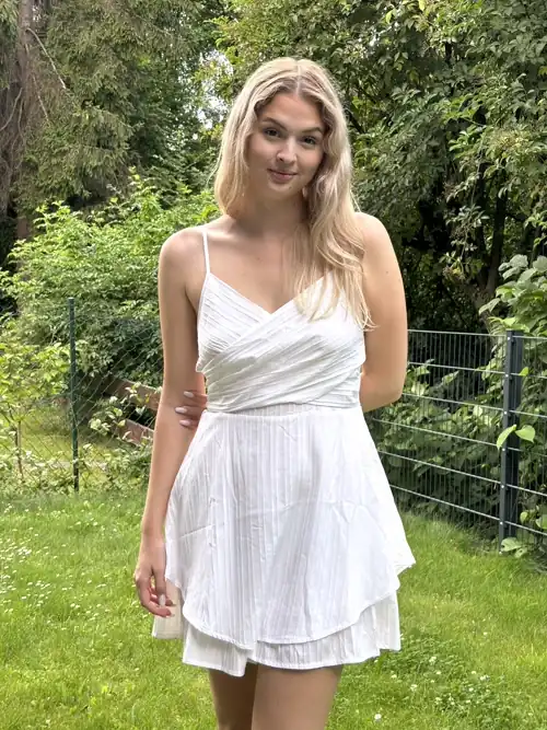 can pale girls wear white dresses?