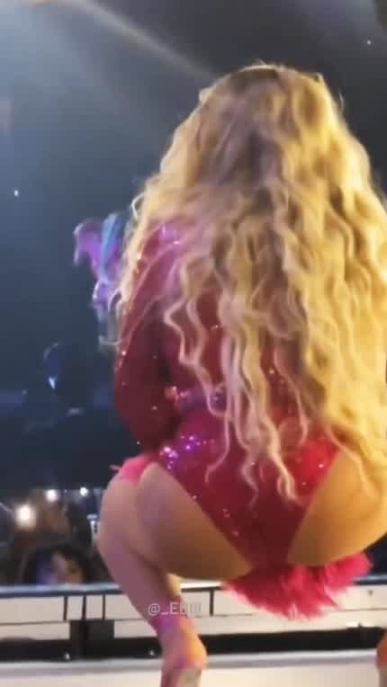 The Queen's legs 👑